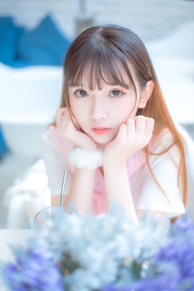 “好，好！”管家见孟达终于松口，忙不迭的点头答应一声，在孟达的带领下，两人一前一后一直走出成都。